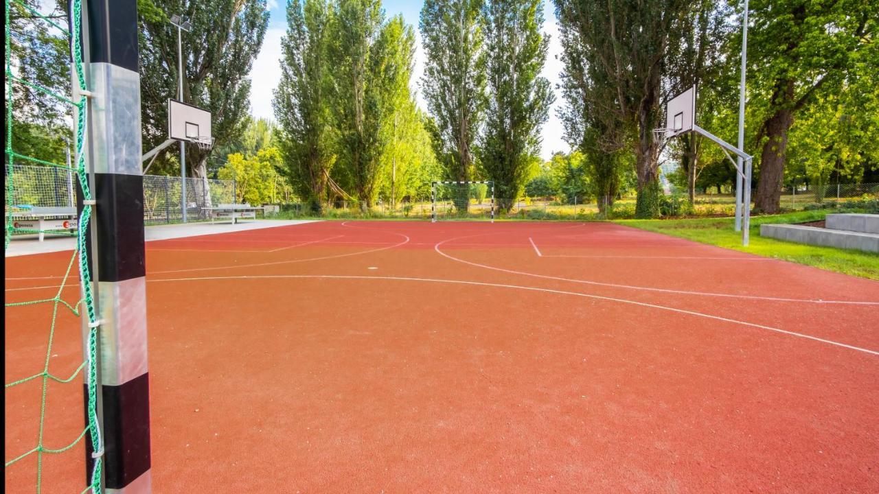 مبيت وإفطار Balatonalmádi Ciszterci Rendezvenykoezpont المظهر الخارجي الصورة
